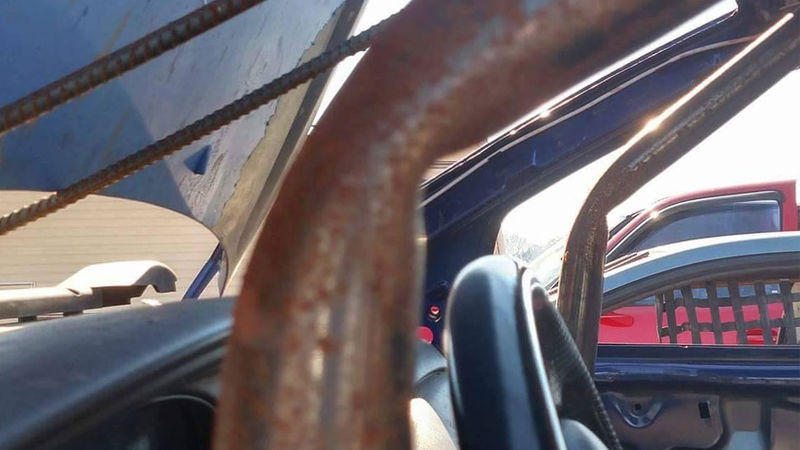 Illustration for article titled This Is The Most Terrifyingly Crappy Roll Cage You've Ever Seen